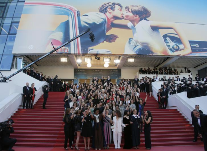 Montée 100 % féminine des marches du Festival de Cannes, le 12 mai 2018, pour réclamer la parité et l’égalité salariale dans le cinéma. © Reuters Montée 100 % féminine des marches du Festival de Cannes, le 12 mai 2018, pour réclamer la parité et l’égalité salariale dans le cinéma. © Reuters