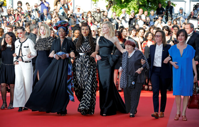 82 femmes ont appelé, le 12 mai 2018, à la parité et à l’égalité salariale sur les marches du Festival de Cannes. © Reuters 82 femmes ont appelé, le 12 mai 2018, à la parité et à l’égalité salariale sur les marches du Festival de Cannes. © Reuters
