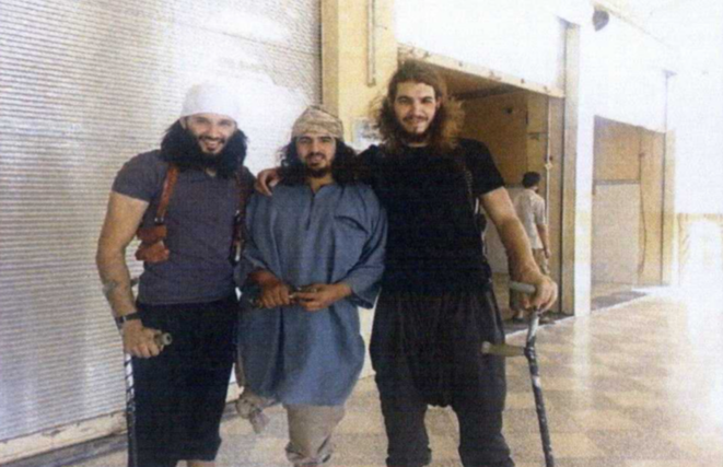 Foued Mohamed-Aggad (à gauche) et Ismaël Omar Mostefaï (à droite) encadrent un djihadiste cannois. Cette photo a circulé dans des prisons en France, moins de trois mois avant la tuerie du Bataclan. © DR Foued Mohamed-Aggad (à gauche) et Ismaël Omar Mostefaï (à droite) encadrent un djihadiste cannois. Cette photo a circulé dans des prisons en France, moins de trois mois avant la tuerie du Bataclan. © DR