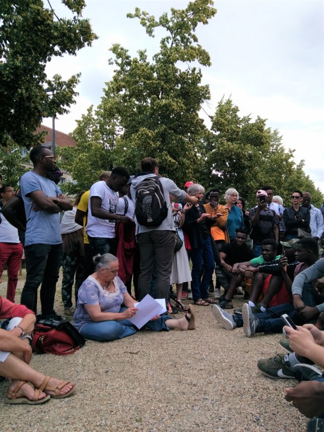 Le 20 juin 2019, une centaine de jeunes dits “MNA”, soutenus par une soixantaine de citoyen.ne.s bourbonnais.e.s, se sont mobilisés devant la préfecture de l’Allier et le siège du conseil départemental pour la défense de leurs droits. © D.R. Le 20 juin 2019, une centaine de jeunes dits “MNA”, soutenus par une soixantaine de citoyen.ne.s bourbonnais.e.s, se sont mobilisés devant la préfecture de l’Allier et le siège du conseil départemental pour la défense de leurs droits. © D.R.