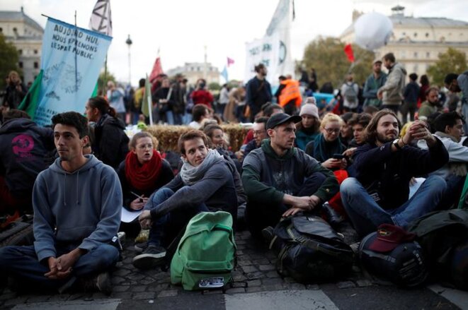 Des militants d'Extinction Rebellion occupent la place du Châtelet à Paris, le 7 octobre. © Reuters
