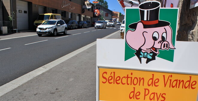 Rue du centre à Lanarce , Ardèche © Patrice Morel (août 2019) Rue du centre à Lanarce , Ardèche © Patrice Morel (août 2019)