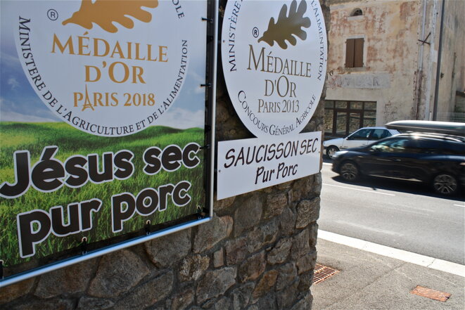 Porc et religion... © Patrice Morel (août 2019) Porc et religion... © Patrice Morel (août 2019)