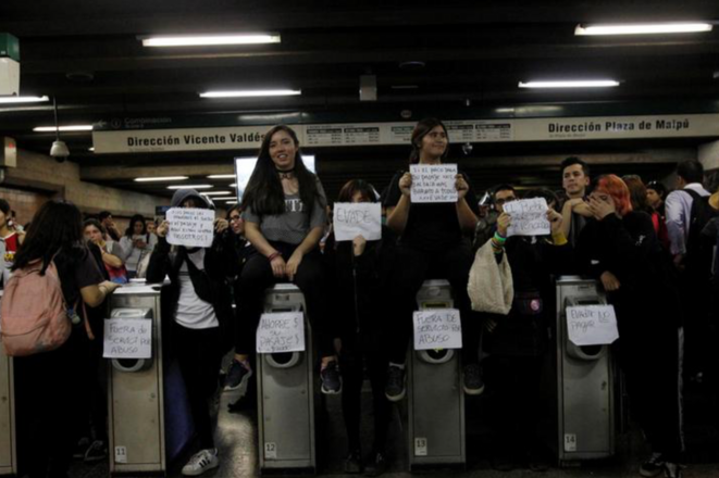 De jeunes manifestants dans le métro de Santiago (Chili) le 18 octobre 2019. © REUTERS/Carlos Vera