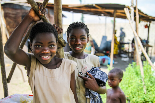 Jeunes filles de retour de l'école à Porto Novo © Matthieu Delaunay Jeunes filles de retour de l'école à Porto Novo © Matthieu Delaunay