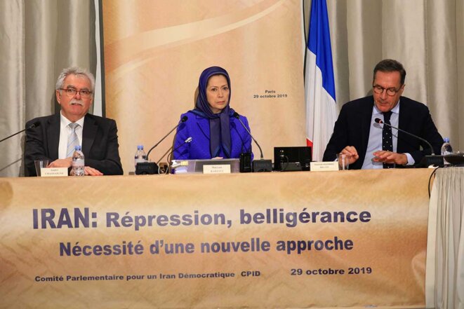 Maryam Radjavi avec les députés de l'Assemblée nationale française à une conférence sur l'Iran. Maryam Radjavi avec les députés de l'Assemblée nationale française à une conférence sur l'Iran.