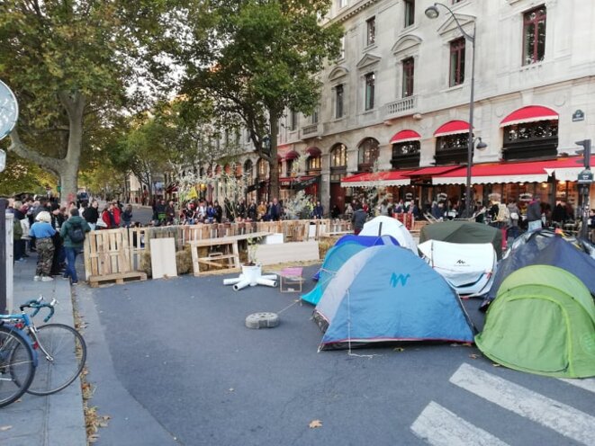 Tentes et barricades de fortune à côté du Pont au Change. © Samuel Clauzier Tentes et barricades de fortune à côté du Pont au Change. © Samuel Clauzier