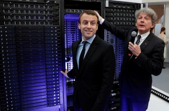 Thierry Breton with Emmanuel Macron, who was then economy minister, in 2016. © Reuters Thierry Breton with Emmanuel Macron, who was then economy minister, in 2016. © Reuters