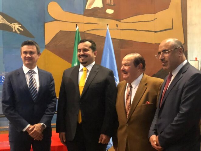 Son Altesse, Prince Fahad bin Jalawi bin Abdulaziz bin Musaed (2ème à gauche sur la photo) et Son Excellence, M. Ibrahim ALBALAWI- Ambassadeur Délégué permanent du Royaume d'Arabie Saoudite auprès de l'UNESCO (à 1er droite de la photo) et des participants Son Altesse, Prince Fahad bin Jalawi bin Abdulaziz bin Musaed (2ème à gauche sur la photo) et Son Excellence, M. Ibrahim ALBALAWI- Ambassadeur Délégué permanent du Royaume d'Arabie Saoudite auprès de l'UNESCO (à 1er droite de la photo) et des participants