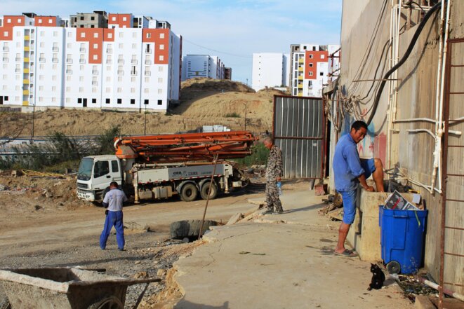 Un ouvrier chinois fait sa toilette sur le chantier de logements à Ouled Fayet (Alger). © NB Un ouvrier chinois fait sa toilette sur le chantier de logements à Ouled Fayet (Alger). © NB