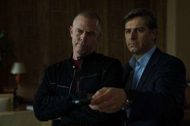 Les comédiens jouant Yánis Varoufákis et Alexis Tsipras © KG productions. Les comédiens jouant Yánis Varoufákis et Alexis Tsipras © KG productions.