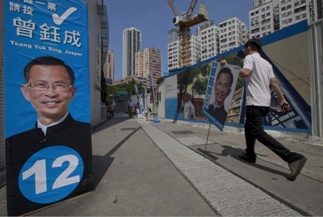Un supporter de Jasper Tsang Yok-sing lors des élections de 2012. © REUTERS/Tyrone Siu Un supporter de Jasper Tsang Yok-sing lors des élections de 2012. © REUTERS/Tyrone Siu