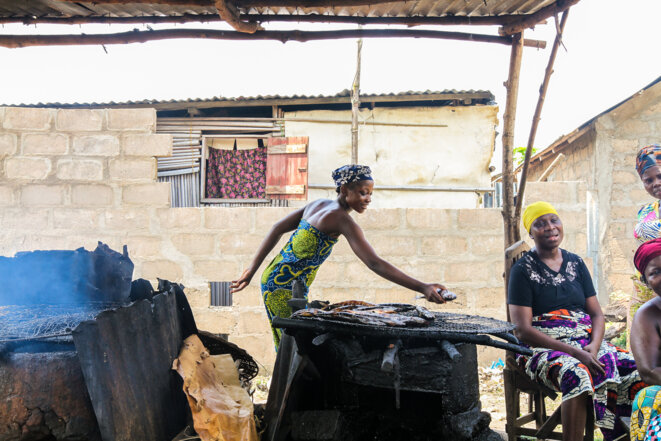 Une femme fait fumer du poisson avant d'aller le vendre au marché central de Porto Novo. Une femme fait fumer du poisson avant d'aller le vendre au marché central de Porto Novo.