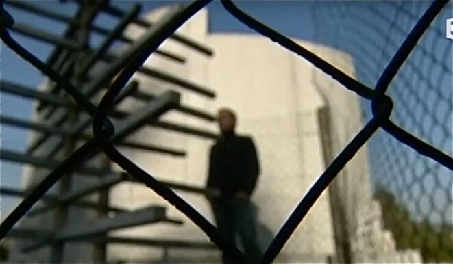 Recueillement devant la stèle du 5-7 © (photo tirée extrait du documentaire "la dernière danse au 5-7, Patrice Morel/ Benjamine Jeunehomme, 2010) Recueillement devant la stèle du 5-7 © (photo tirée extrait du documentaire "la dernière danse au 5-7, Patrice Morel/ Benjamine Jeunehomme, 2010)