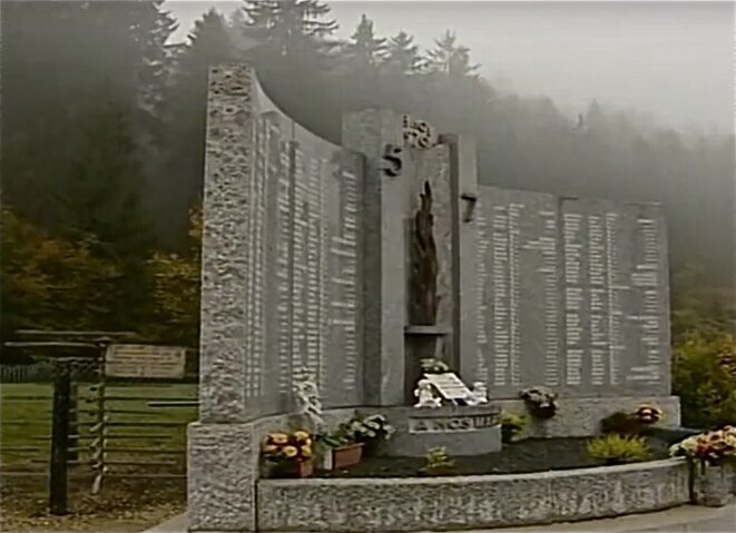 Le monument dédié aux 146 jeunes victimes de l'incendie du 5-7, et les tourniquets conservés © (photo tirée extrait du documentaire "la dernière danse au 5-7, Patrice Morel/ Benjamine Jeunehomme, 2010) Le monument dédié aux 146 jeunes victimes de l'incendie du 5-7, et les tourniquets conservés © (photo tirée extrait du documentaire "la dernière danse au 5-7, Patrice Morel/ Benjamine Jeunehomme, 2010)