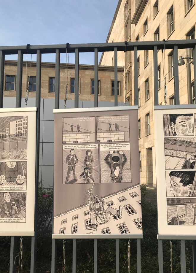 Fuite par un filin de la famille Holzapfel à partir de la Maison des ministères. Fuite par un filin de la famille Holzapfel à partir de la Maison des ministères.