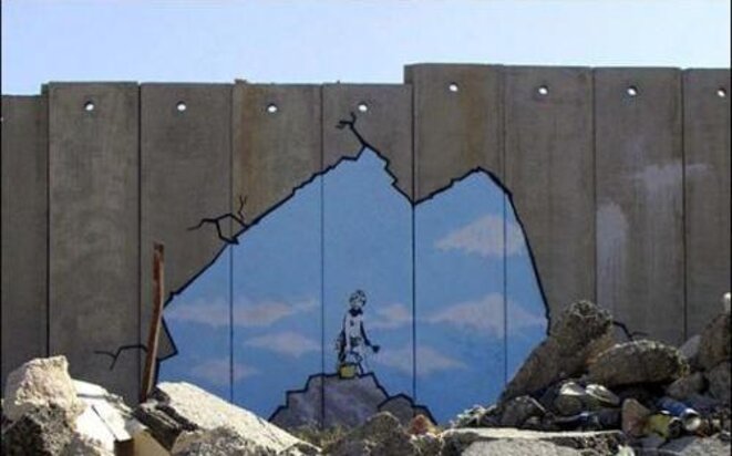 Art Attack - Banksy - Palestine mur près de Qalandiya - juillet 2005 Art Attack - Banksy - Palestine mur près de Qalandiya - juillet 2005