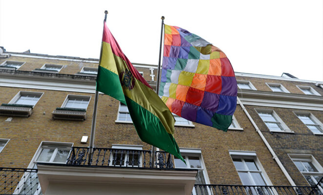 Drapeau national et à damier. Ambassade de Bolivie à Londres. © BasicBlog_FreeOfUse Drapeau national et à damier. Ambassade de Bolivie à Londres. © BasicBlog_FreeOfUse