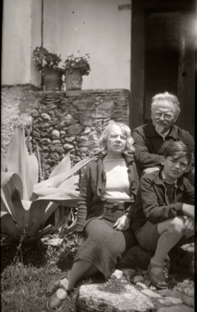 Trotsky, Natalia et leur petit-fils à Mexico © Gilles Walunsinski Trotsky, Natalia et leur petit-fils à Mexico © Gilles Walunsinski