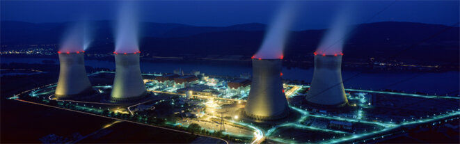 Centrale nucléaire de Cruas la nuit © Lodama - Licence CC (Wikipedia) Centrale nucléaire de Cruas la nuit © Lodama - Licence CC (Wikipedia)