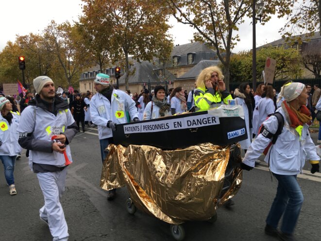 Des milliers de médecins, aides-soignants, infirmiers, doyens ou étudiants ont manifesté, jeudi 14 novembre, dans les rues de Paris. © CCC