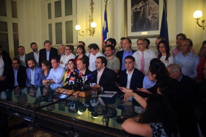Los cocineros del acuerdo : los partidos de Chile Vamos (UDI-RN-Evopoli), de la ex Concertación (DC-PPD-PS-PR), y también los principales partidos del Frente Amplio (RD, el diputado Boric de Convergencia Social, Partido Liberal y Comunes), © Agencia Uno Los cocineros del acuerdo : los partidos de Chile Vamos (UDI-RN-Evopoli), de la ex Concertación (DC-PPD-PS-PR), y también los principales partidos del Frente Amplio (RD, el diputado Boric de Convergencia Social, Partido Liberal y Comunes), © Agencia Uno