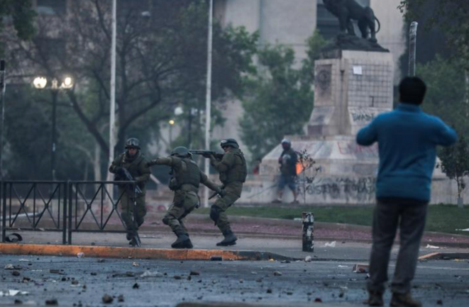 Des policiers à Santiago (Chili), le 19 octobre 2019. © Reuters Des policiers à Santiago (Chili), le 19 octobre 2019. © Reuters