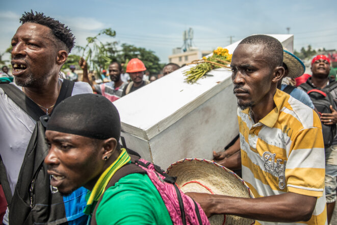 Manifestation le 4 octobre 2019 à Port-au-Prince. Les manifestants portent le cercueil symbolique du président Jovenel Moïse. © Valérie Baeriswyl Manifestation le 4 octobre 2019 à Port-au-Prince. Les manifestants portent le cercueil symbolique du président Jovenel Moïse. © Valérie Baeriswyl