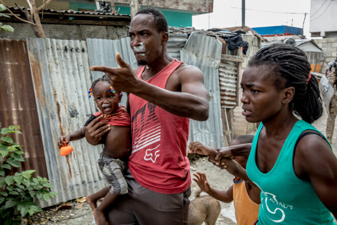 Manifestation le 4 octobre à Port-au-Prince. Une famille tente d'échapper aux tirs de la police. © Valérie Baeriswyl