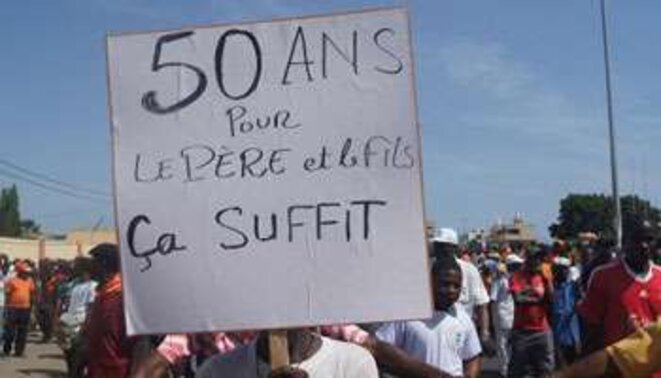 Manifestation à Lomé, 27 novembre 2014, 50 ans pour le père et le fils ça suffit Manifestation à Lomé, 27 novembre 2014, 50 ans pour le père et le fils ça suffit