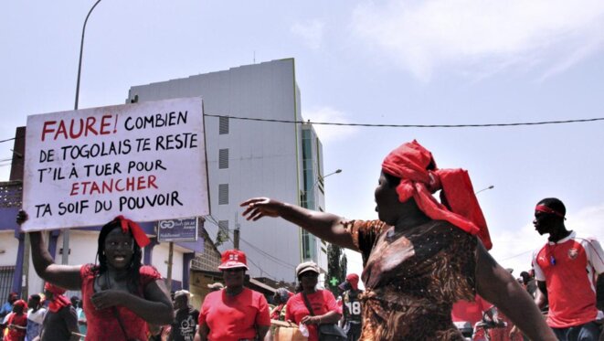 Manifestation à Lomé, Faure Combien de togolais te reste-t-il a tuer pour étancher ta soif de pouvoir Manifestation à Lomé, Faure Combien de togolais te reste-t-il a tuer pour étancher ta soif de pouvoir