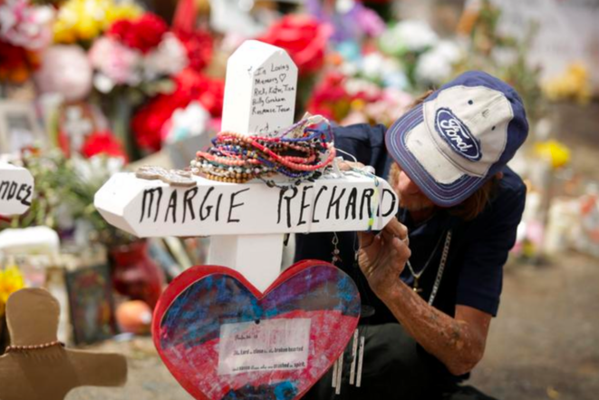 La femme d'Antonio Basco, Margie Reckard, a été tuée dans l’attentat raciste d'El Paso (Texas), en août 2019. N’ayant plus de proches, il a invité qui voulait aux funérailles. Des centaines de personnes ont répondu présent. © Reuters La femme d'Antonio Basco, Margie Reckard, a été tuée dans l’attentat raciste d'El Paso (Texas), en août 2019. N’ayant plus de proches, il a invité qui voulait aux funérailles. Des centaines de personnes ont répondu présent. © Reuters