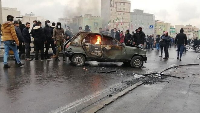 La condamnation internationale du recours à la force militaire par le régime iranien contre les manifestants pacifiques se poursuit. La condamnation internationale du recours à la force militaire par le régime iranien contre les manifestants pacifiques se poursuit.