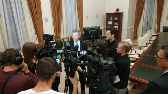 Le professeur Willy Rozenbaum à Perm devant les journalistes le 29 novembre 2019 © Aremedia Le professeur Willy Rozenbaum à Perm devant les journalistes le 29 novembre 2019 © Aremedia