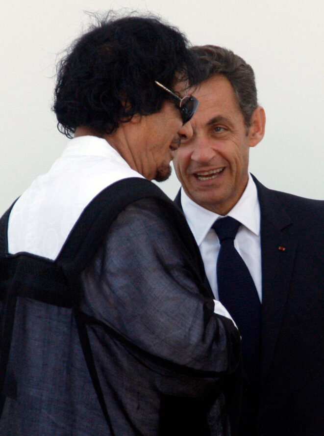 Mouammar Kadhafi et Nicolas Sarkozy, le 10 juillet 2009, en Italie, au sommet du G8 © Reuters Mouammar Kadhafi et Nicolas Sarkozy, le 10 juillet 2009, en Italie, au sommet du G8 © Reuters