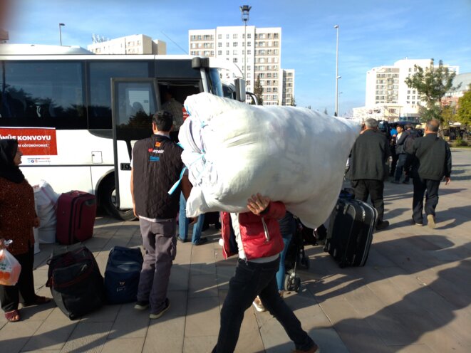 Le 6 novembre, un convoi de cinq bus affrétés par la mairie d'arrondissement stambouliote d'Esenyurt s'apprête à prendre la route avec à son bord 200 réfugiés syriens candidats au retour dans leur pays. © NC Le 6 novembre, un convoi de cinq bus affrétés par la mairie d'arrondissement stambouliote d'Esenyurt s'apprête à prendre la route avec à son bord 200 réfugiés syriens candidats au retour dans leur pays. © NC