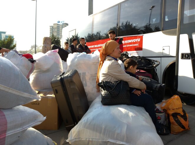 Le 6 novembre, un convoi de cinq bus affrétés par la mairie d'arrondissement stambouliote d'Esenyurt s'apprête à prendre la route avec à son bord 200 réfugiés syriens candidats au retour dans leur pays. © NC