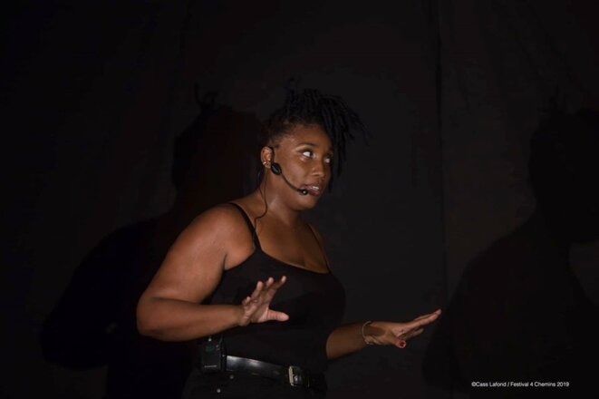 Scène "# je suis Gaëlle 2.0" © Cass Lafont Scène "# je suis Gaëlle 2.0" © Cass Lafont