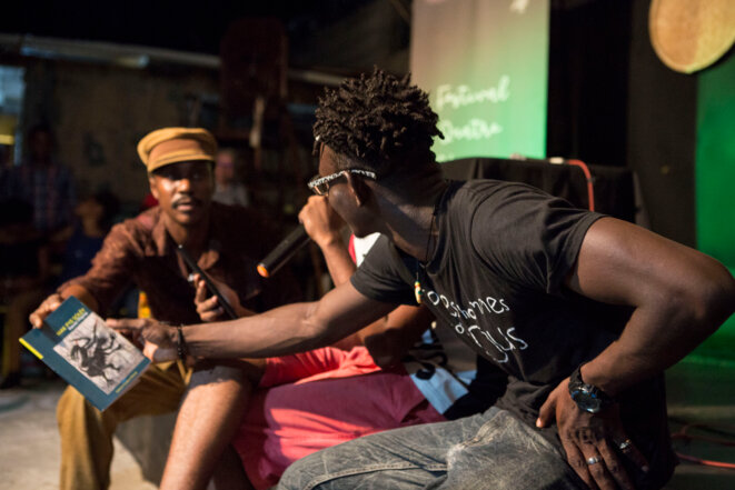 Guy Régis Jr et un lecteur au Jadem Samba © Carvens Adelson Guy Régis Jr et un lecteur au Jadem Samba © Carvens Adelson