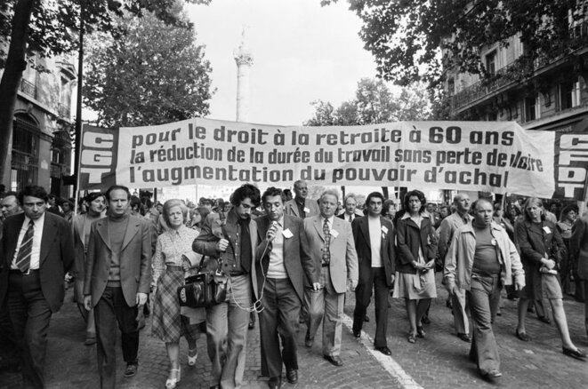 Des manifestants participent à la journée revendicative du 23 septembre 1975 à Paris, demandant le droit à la retraite à 60 ans. En tête de cortège, Edmond Maire, secrétaire général de la CFDT © AFP Des manifestants participent à la journée revendicative du 23 septembre 1975 à Paris, demandant le droit à la retraite à 60 ans. En tête de cortège, Edmond Maire, secrétaire général de la CFDT © AFP