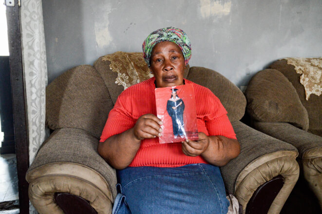 Tshiti Sithole tenant la photo de sa fille disparue Nhlanhla. © LR