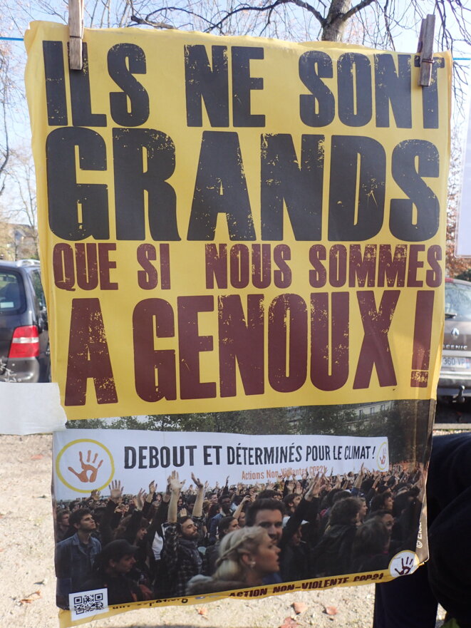 Ils ne sont grands que si nous sommes à genoux © ©AB Ils ne sont grands que si nous sommes à genoux © ©AB
