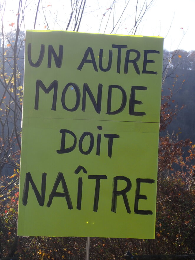 Un autre monde doit naître © ©AB Un autre monde doit naître © ©AB