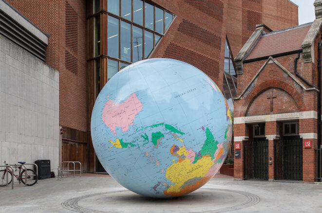 «Le Monde à l'envers» de Mark Wallinger exposé à la London School of Economics. Photo: Apple Daily. «Le Monde à l'envers» de Mark Wallinger exposé à la London School of Economics. Photo: Apple Daily.