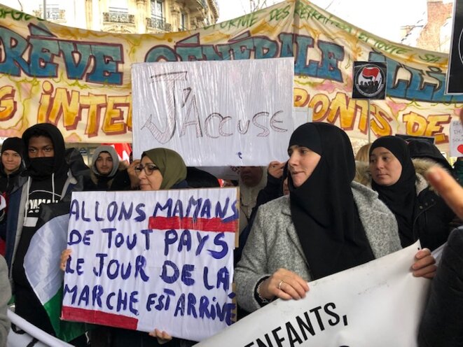 Départ de la marche des mamans contre les violences policières, à Barbès, 8 décembre 2019. © JL