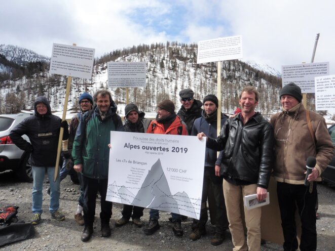 Les « 7 de Briançon » reçoivent le prix « Alpes ouvertes » 2019, devant le local de la police aux frontières de Montgenèvre. 23 avril 2019. © Pierre Isnard-Dupuy Les « 7 de Briançon » reçoivent le prix « Alpes ouvertes » 2019, devant le local de la police aux frontières de Montgenèvre. 23 avril 2019. © Pierre Isnard-Dupuy