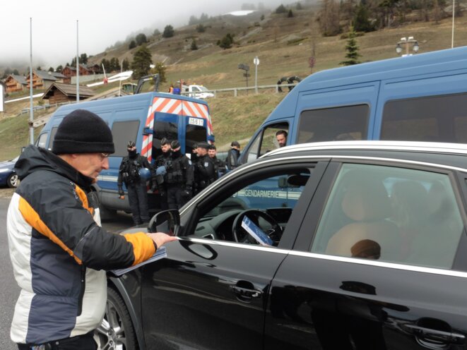 Pendant la remise du prix « Alpes ouvertes », Michel Rousseaux de l’association Tous Migrants distribue des brochures aux automobilistes pour informer sur le rôle des maraudeurs. © Pierre Isnard-Dupuy Pendant la remise du prix « Alpes ouvertes », Michel Rousseaux de l’association Tous Migrants distribue des brochures aux automobilistes pour informer sur le rôle des maraudeurs. © Pierre Isnard-Dupuy