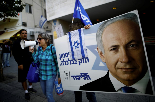 Des supporters du premier ministre israélien, en novembre 2019. © Reuters/Corinna Kern Des supporters du premier ministre israélien, en novembre 2019. © Reuters/Corinna Kern
