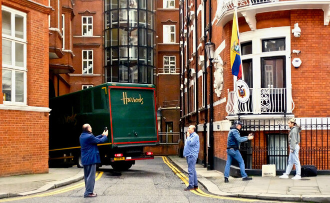 Parking entry left to the ecuadorion embassy in London Parking entry left to the ecuadorion embassy in London