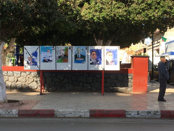 Les affiches des candidats à l'élection présidentielle du 12 décembre le long de l'avenue principale à Misserghin. © NB Les affiches des candidats à l'élection présidentielle du 12 décembre le long de l'avenue principale à Misserghin. © NB